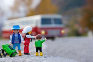 Ausflug, Playmobilfiguren warten auf einen Bus