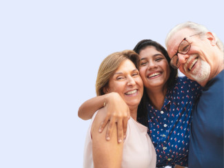 drei Menschen, die sich umarmen